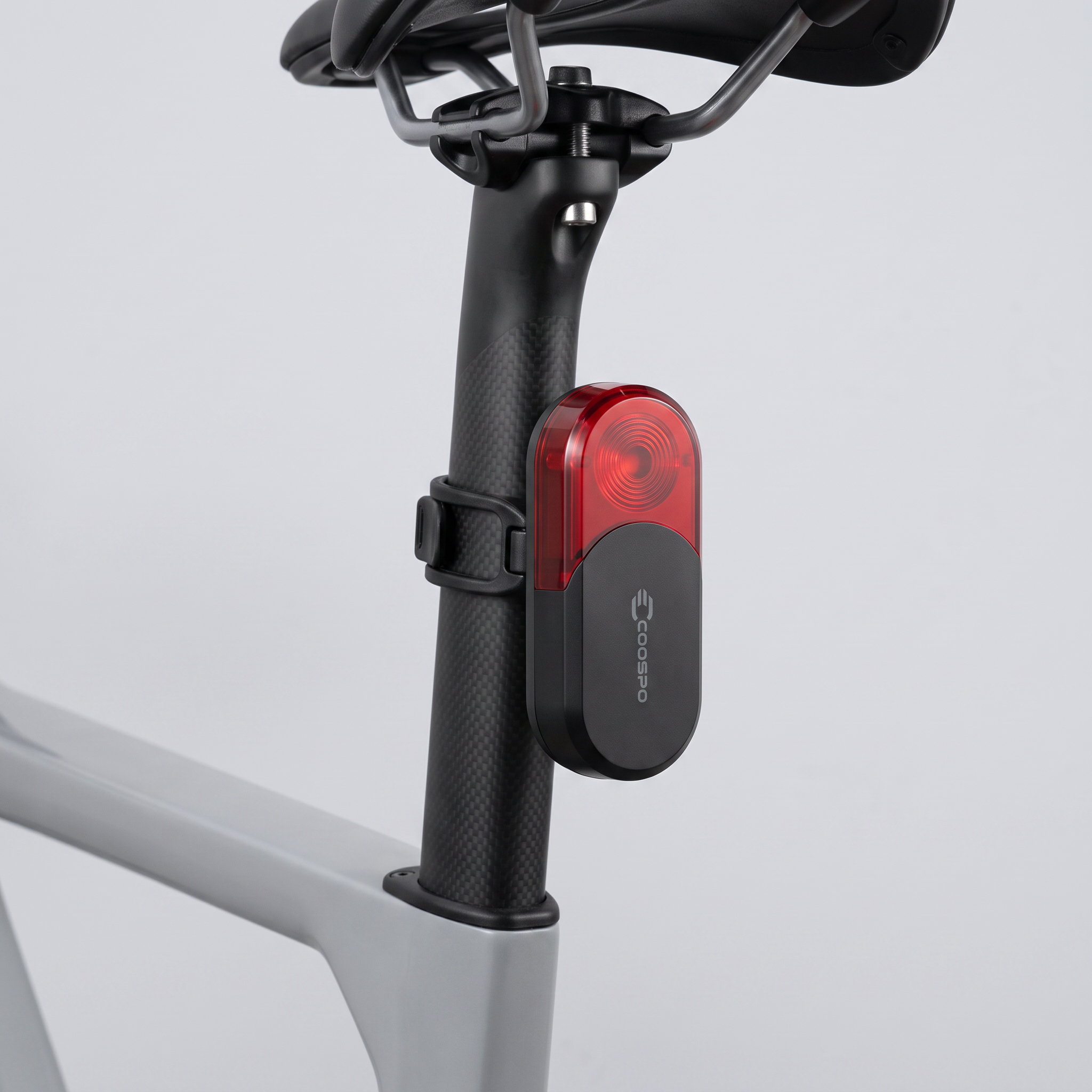 Feu COOSPO TR70 fixé verticalement sur une tige de selle