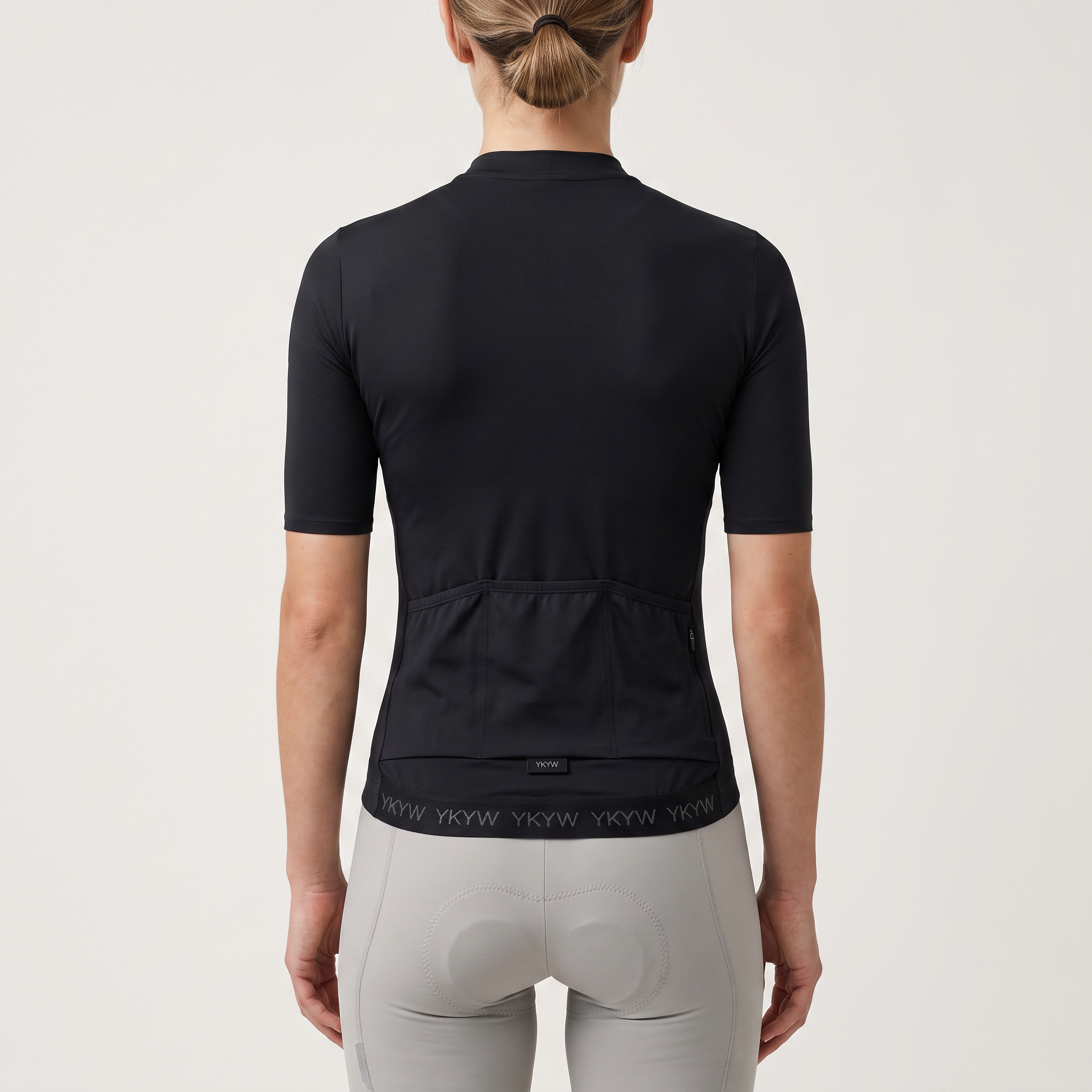 Dos du maillot YKYW noir montrant les trois poches dorsales